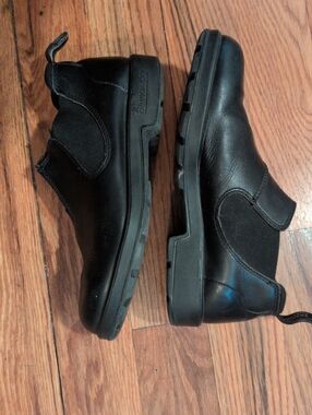 Blundstone short chelsea boots